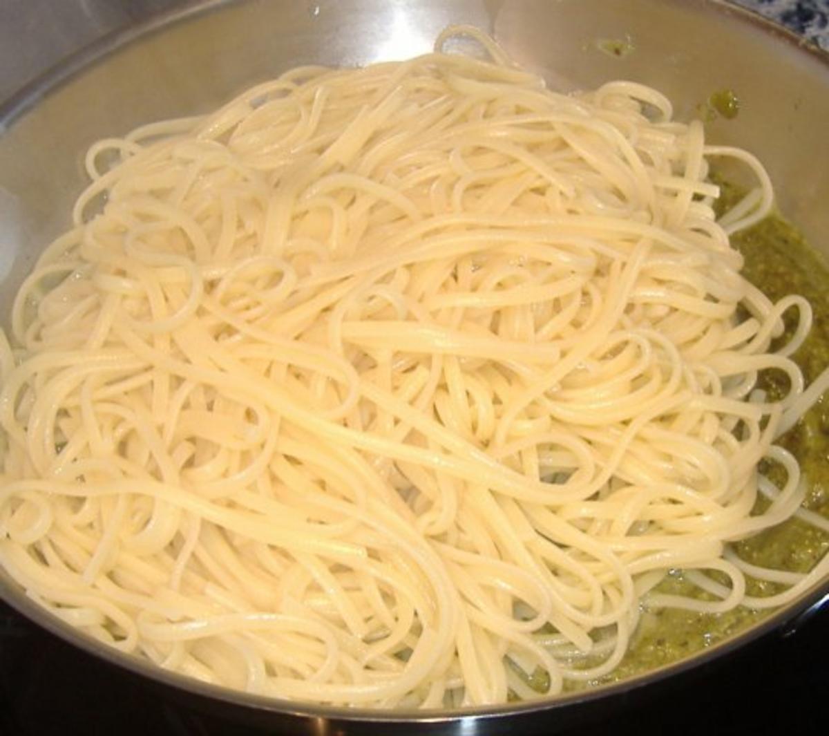 Spaghetti mit Pistazienpesto, Bottarga und Ricotta Salata - Rezept - Bild Nr. 3