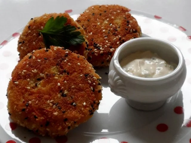 Resteküche: Knusprige Zitronen-Mango-Reis-Bratlinge mit einem Orangen-Erdnuss-Dip - Rezept