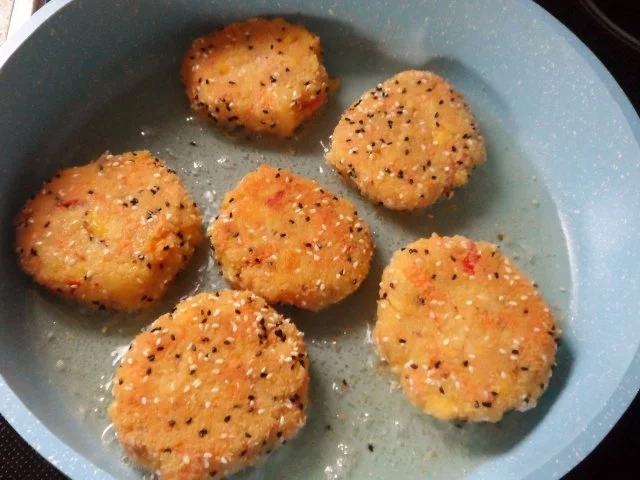 Resteküche: Knusprige Zitronen-Mango-Reis-Bratlinge mit einem Orangen-Erdnuss-Dip - Rezept - Bild Nr. 11