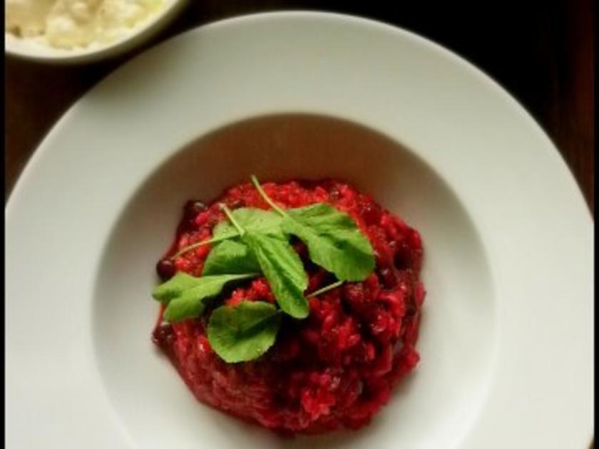 Rote-Bete-Risotto mit Zitronen-Rosmarin-Öl und Feta - Rezept - kochbar.de