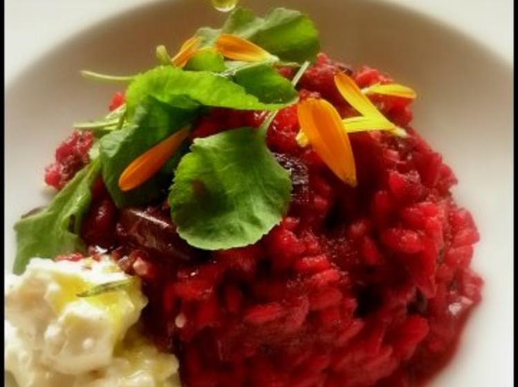 Rote-Bete-Risotto mit Zitronen-Rosmarin-Öl und Feta - Rezept - kochbar.de