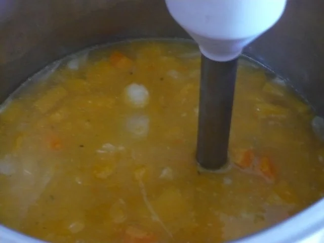 Rezept: Kürbiscremesuppe mit Kürbispesto Bild Nr. 5 Kürbiscremesuppe mit Kürbispesto - Rezept - Bild Nr. 5