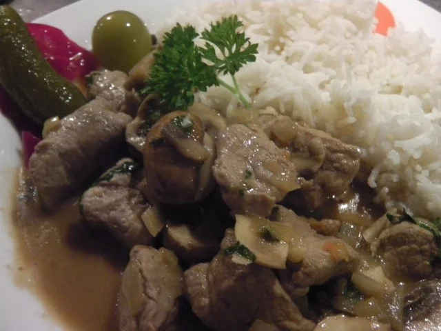 Rezept: Pfandl-Geschnetzeltes vom Schweinefilet "Jäger Art" Pfandl-Geschnetzeltes vom Schweinefilet "Jäger Art" - Rezept