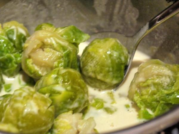 Rosenkohl in einer Sahne Senf Sauce mit Ofenrösti - einfach - 156 kcal/100g