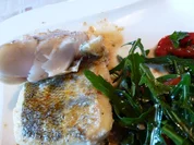 Zanderfilet auf der Haut gebraten mit Salat - Rezept