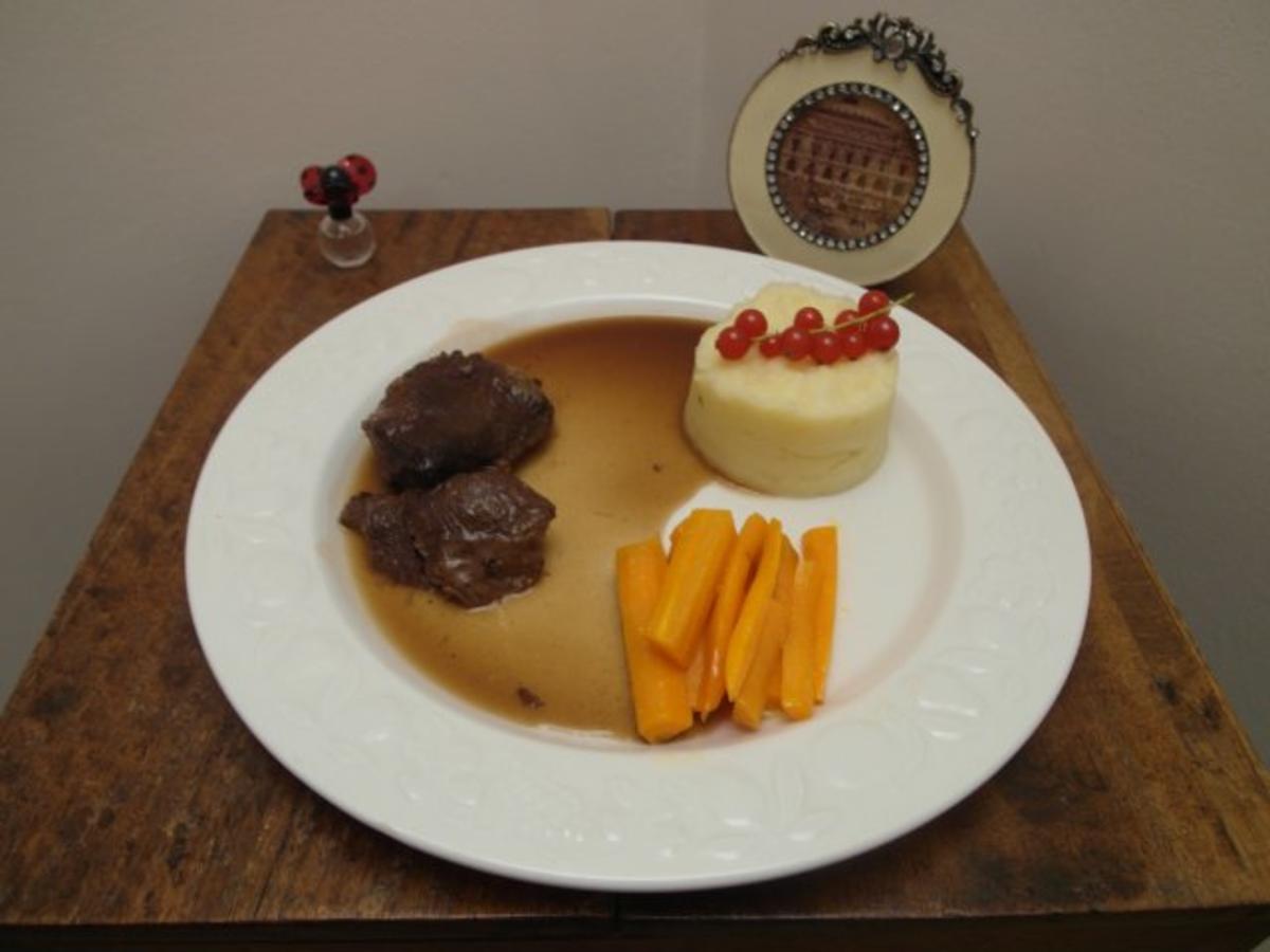 Kalbsbäckchen mit Balsamicozwiebeln, dazu Gemüse der Saison und ...