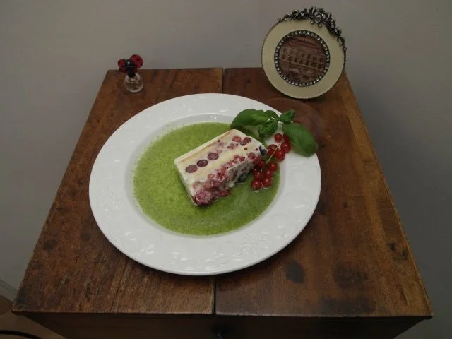 Rezept: Geeistes Tiramisu Mascarponecrème mit Waldbeeren und Basilikumsauce Geeistes Tiramisu Mascarponecrème mit Waldbeeren und Basilikumsauce - Rezept