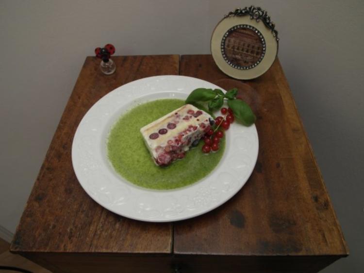 Geeistes Tiramisu Mascarponecrème mit Waldbeeren und Basilikumsauce ...