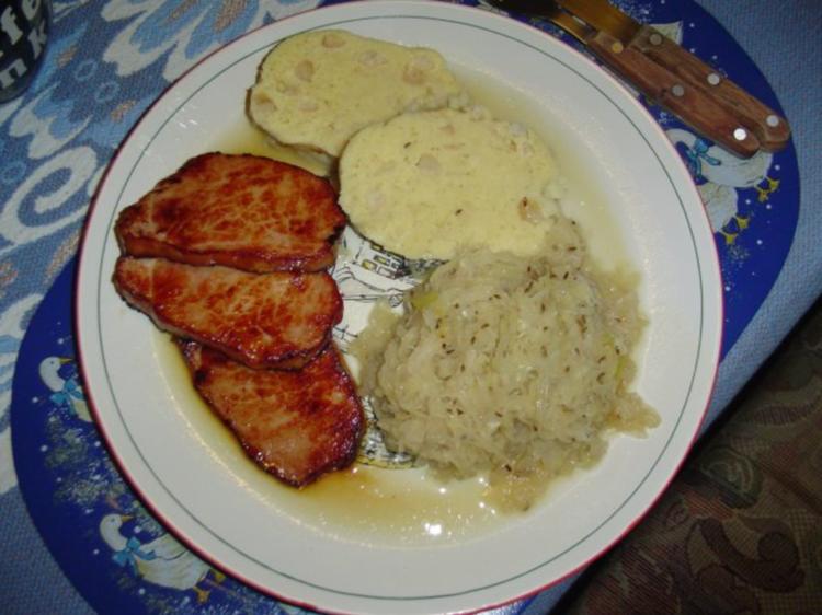 Böhmische Knödel mit Sauerkraut - Rezept - kochbar.de