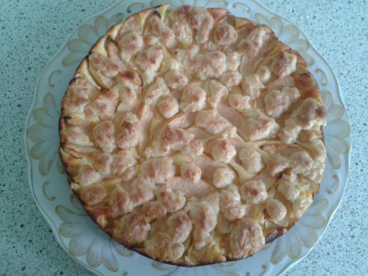 Apfel-Streusel-Kuchen mit Quarkfüllung - Rezept - kochbar.de