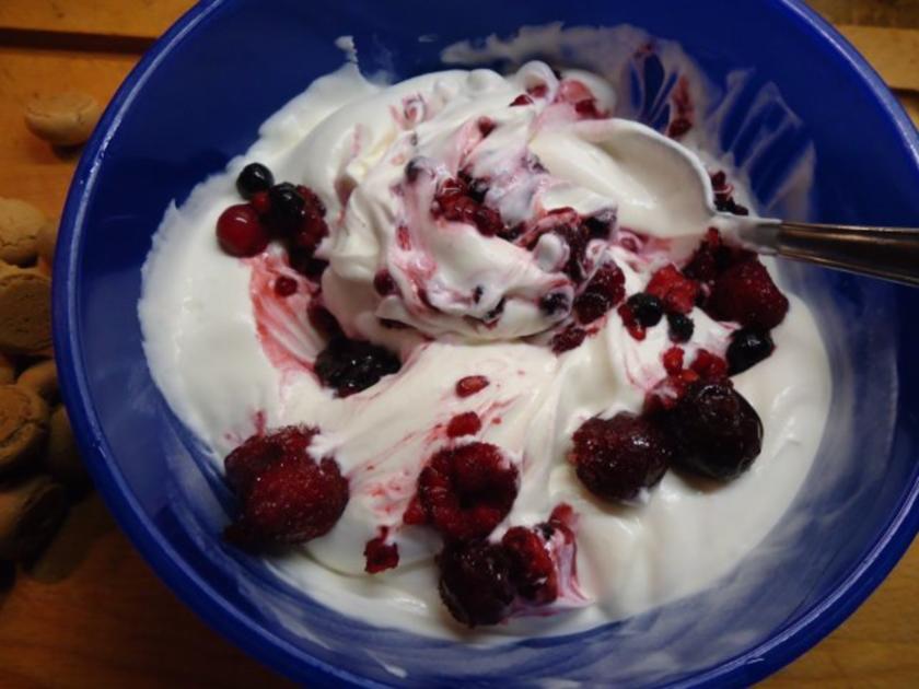 Amaretto Quark Creme mit Beeren - schnell &amp; einfach - von Redbarett
