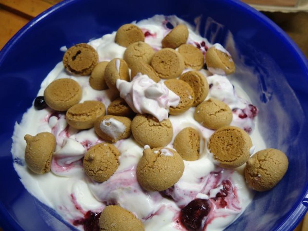 Amaretto Quark-Creme mit Beeren - Rezept