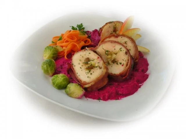 Gefüllte Hähnchenbrust im Speckmantel mit Rote-Bete-Meerrettichsoße - Rezept - Bild Nr. 2