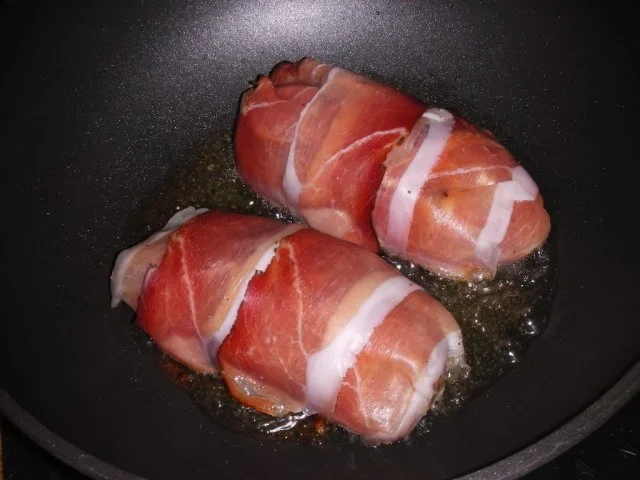 Gefüllte Hähnchenbrust im Speckmantel mit Rote-Bete-Meerrettichsoße - Rezept - Bild Nr. 7