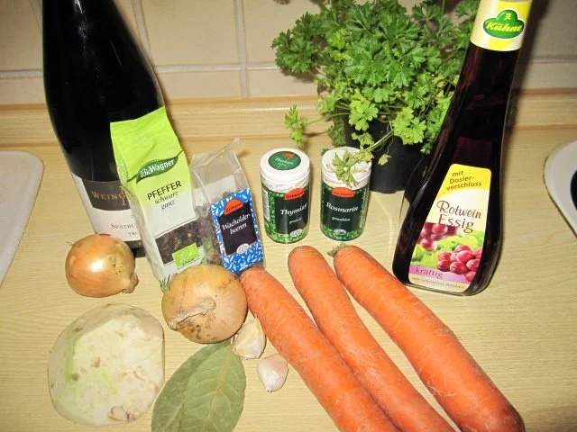 Damhirschbraten mit Rotkraut und Semmelknödeln - Rezept - Bild Nr. 2