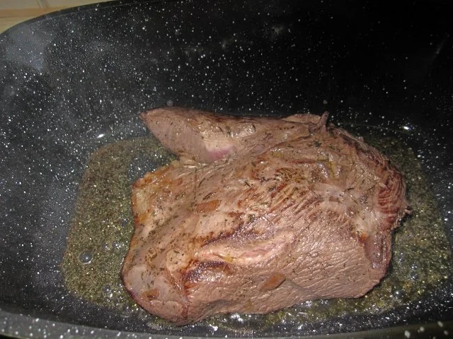 Damhirschbraten mit Rotkraut und Semmelknödeln - Rezept - Bild Nr. 6