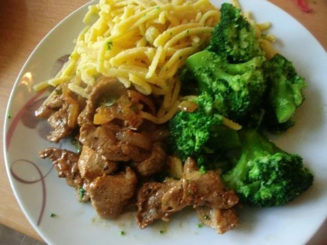 Rezept: Geschnetzeltes vom Filet mit Broccoligemüse Bild Nr. 8 Geschnetzeltes vom Filet mit Broccoligemüse - Rezept - Bild Nr. 8