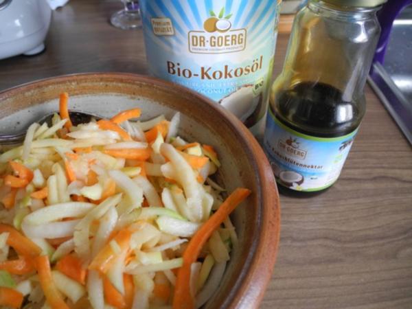 Vegan Obst Gemüse Salat mit Kokosöl und Kokosblütensirup