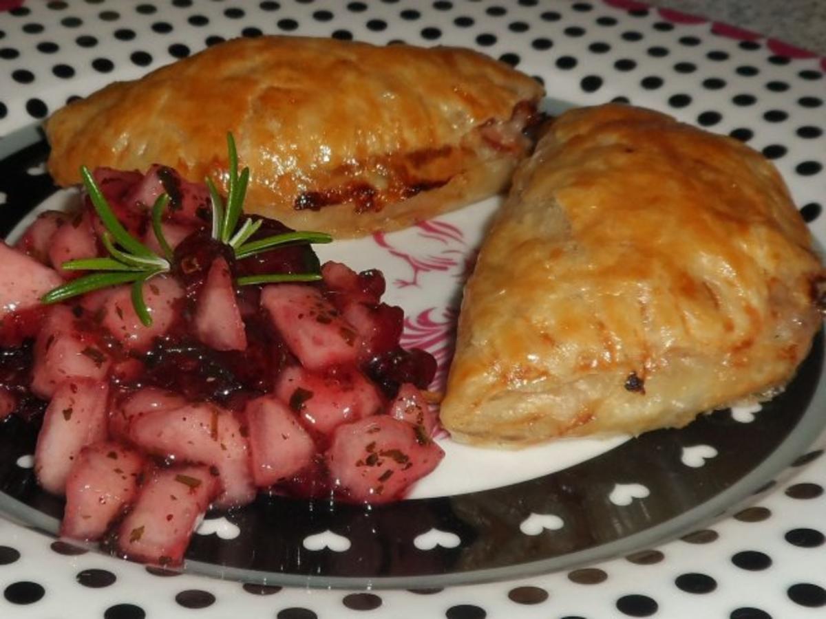 Abendessen/Vorspeise: Blätterteigtaschen mit Birnen-Cranberry-Füllung und Gorgonzola - Rezept