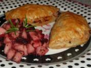 Abendessen/Vorspeise: Blätterteigtaschen mit Birnen-Cranberry-Füllung und Gorgonzola - Rezept