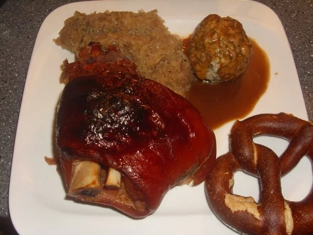 Gebackenes Eisbein mit Sauerkraut und Semmelknödel - Rezept