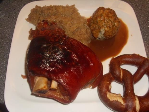 Gebackenes Eisbein mit Sauerkraut und Semmelknödel - Rezept - kochbar.de