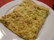 Pizza mit Lauch und Schinkenwürfel - Rezept