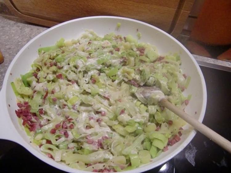 Pizza mit Lauch und Schinkenwürfel - einfach - 264 kcal/100g