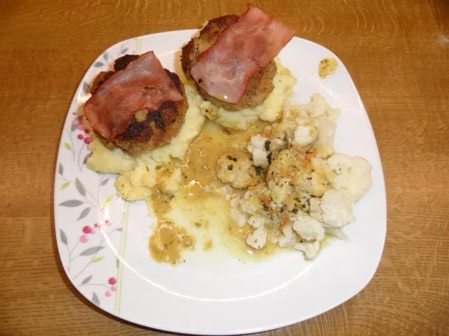 Rezept: Frikadellen im Pürreenest Frikadellen im Pürreenest - Rezept