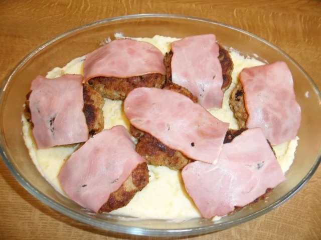 Rezept: Frikadellen im Pürreenest Bild Nr. 2 Frikadellen im Pürreenest - Rezept - Bild Nr. 2