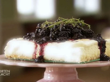 Cheesecake mit Brombeer-Johannisbeeren-Thymian Topping (Aylin Bertram ) - Rezept