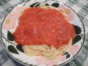 Vegan : Tomatensoße mit Kokosöl-Zwiebeln auf Spaghetti - Rezept