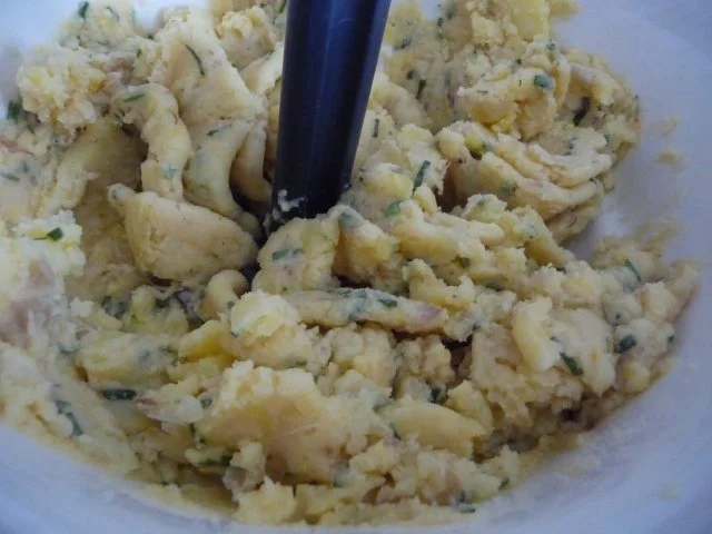 Vegan : Kichererbsen - Bratlinge mit Soja - Dill - Dip und Salat - Rezept - Bild Nr. 2