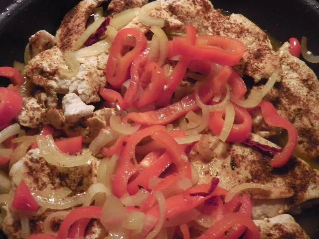 Paprikaschnitzel in Letscho mit Pommes frites und Pakchoi - Rezept - Bild Nr. 6