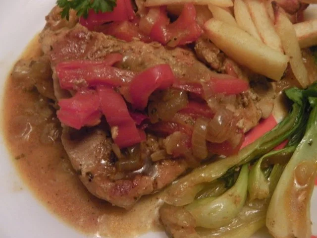 Paprikaschnitzel in Letscho mit Pommes frites und Pakchoi - Rezept - Bild Nr. 3