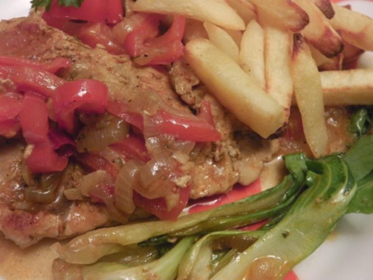 Paprikaschnitzel in Letscho mit Pommes frites und Pakchoi - Rezept