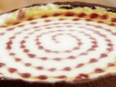 Rezept: Schmandkuchen mit Himbeer-Herzchen (Nadine Perera) Schmandkuchen mit Himbeer-Herzchen (Nadine Perera) - Rezept