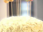 Regenbogen-Rosentorte mit Macaron-Lollies (Nadine Perera) - Rezept