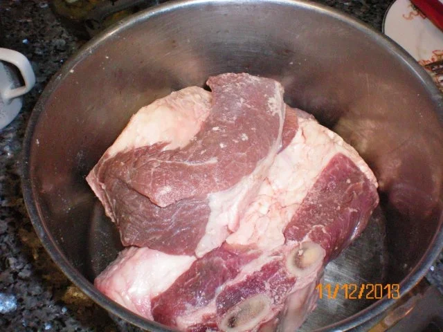 Rezept: Suppe: Steckrübensuppe mit Suppenfleisch vom Gallowayrind Bild Nr. 2 Suppe: Steckrübensuppe mit Suppenfleisch vom Gallowayrind - Rezept - Bild Nr. 2