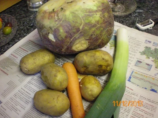 Rezept: Suppe: Steckrübensuppe mit Suppenfleisch vom Gallowayrind Bild Nr. 4 Suppe: Steckrübensuppe mit Suppenfleisch vom Gallowayrind - Rezept - Bild Nr. 4