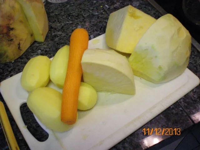 Rezept: Suppe: Steckrübensuppe mit Suppenfleisch vom Gallowayrind Bild Nr. 5 Suppe: Steckrübensuppe mit Suppenfleisch vom Gallowayrind - Rezept - Bild Nr. 5