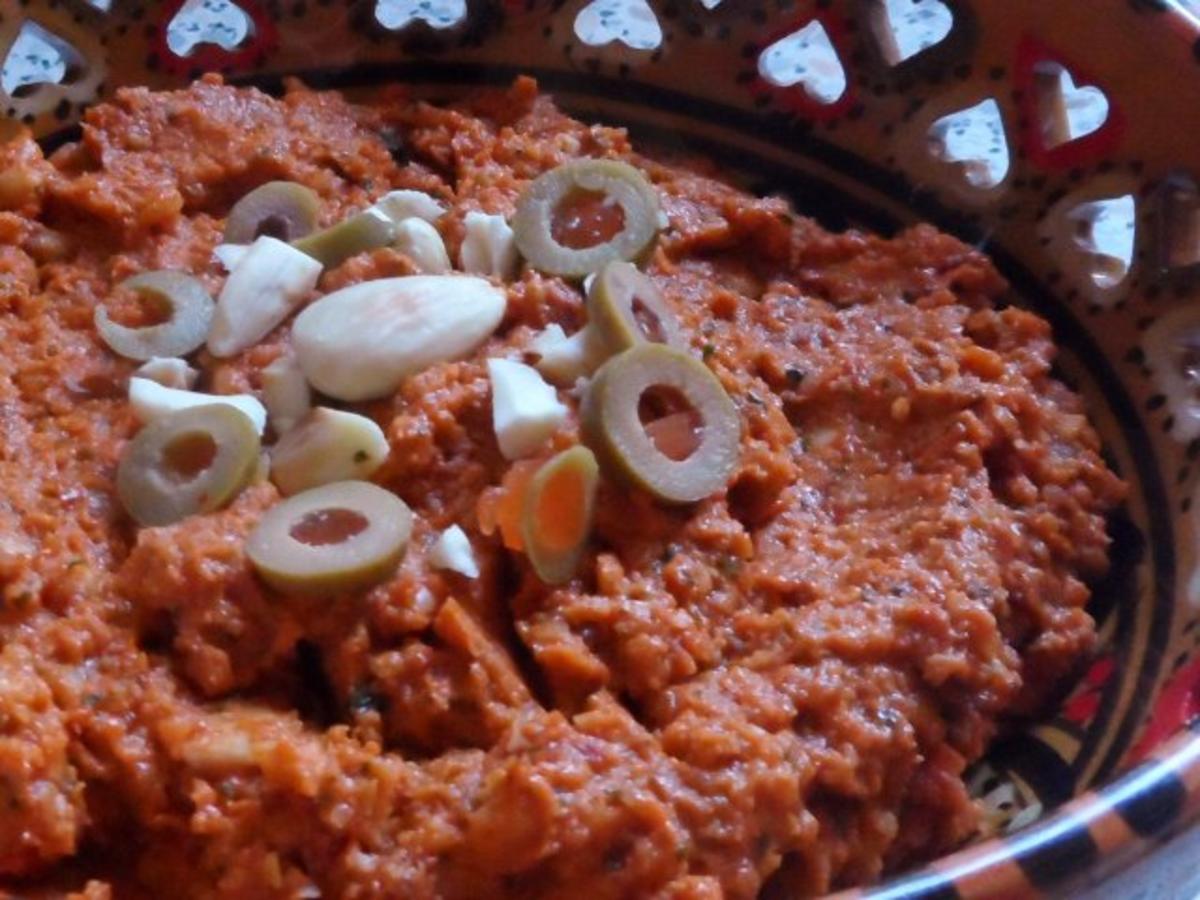 Dips: Würziger Mandel-Dip mit Oliven und Tomaten - Rezept - kochbar.de