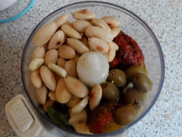 Dips: Würziger Mandel-Dip mit Oliven und Tomaten - Rezept - Bild Nr. 4