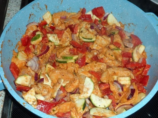 Mediterrane Pesto-Hähnchen-Pfanne mit Paprika und Zucchini - Rezept - Bild Nr. 9