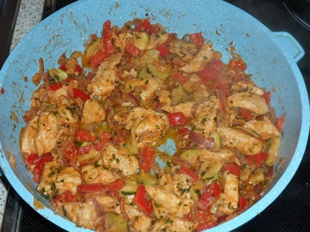 Mediterrane Pesto-Hähnchen-Pfanne mit Paprika und Zucchini - Rezept - Bild Nr. 10