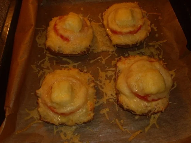 Rezept: Überbackene Schusterjungs mit dreierlei Käse und Tomate Bild Nr. 8 Überbackene Schusterjungs mit dreierlei Käse und Tomate - Rezept - Bild Nr. 8