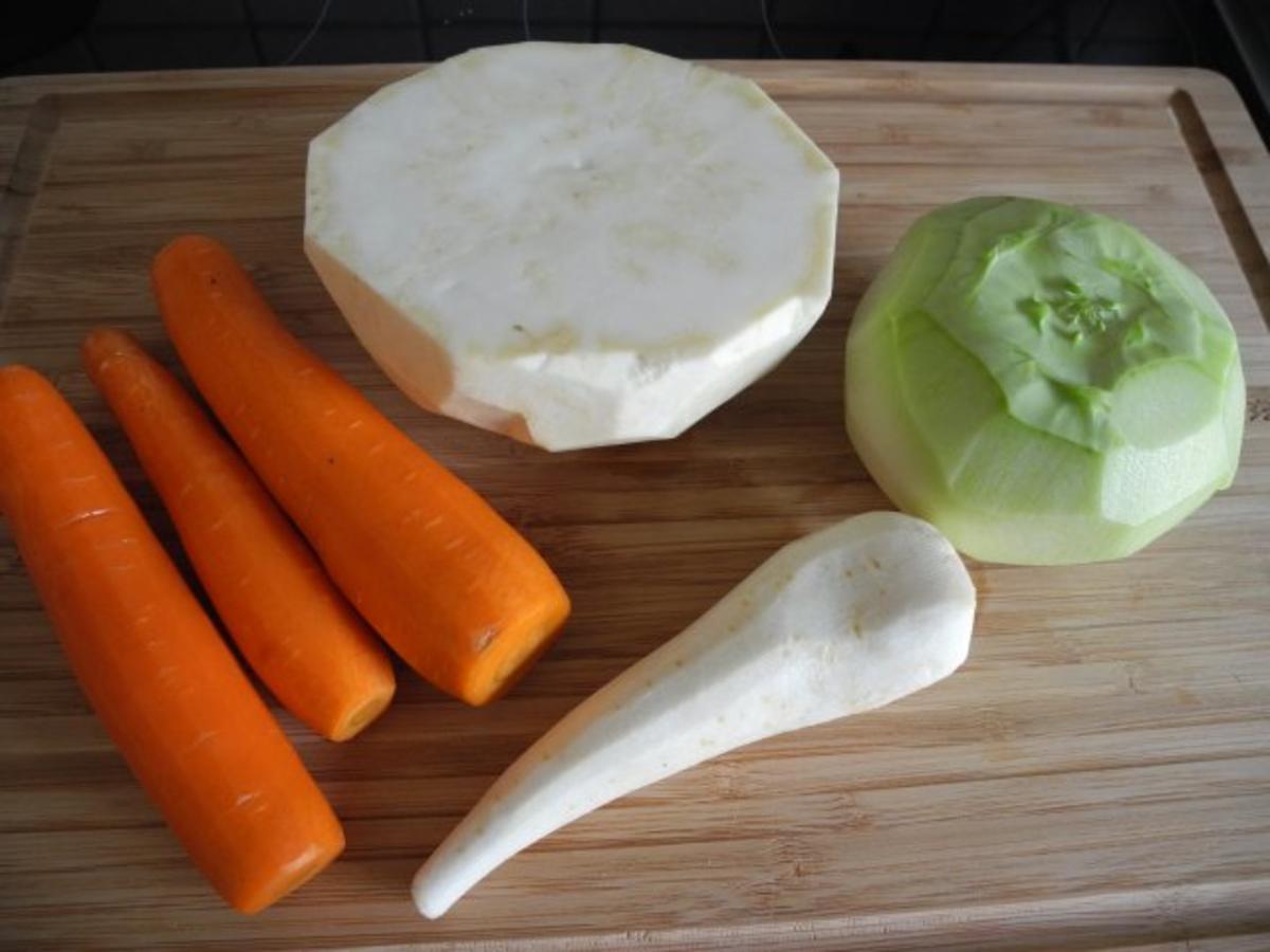 Vegan : Gemüsebratlinge mit Avocado - Joghurt - Dip und Gurkensalat - Rezept - Bild Nr. 2