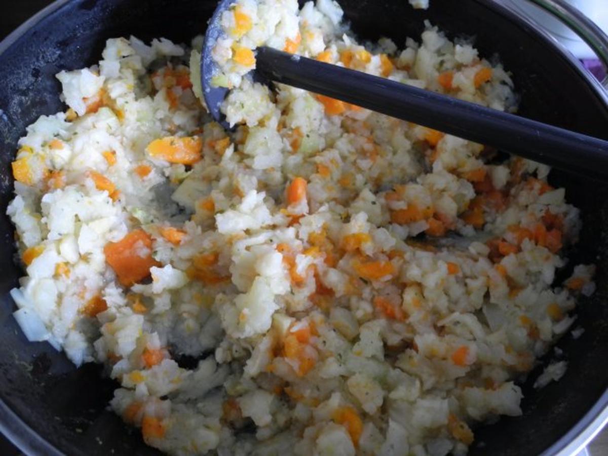 Vegan : Gemüsebratlinge mit Avocado - Joghurt - Dip und Gurkensalat - Rezept - Bild Nr. 5