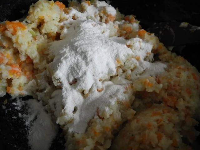 Vegan : Gemüsebratlinge mit Avocado - Joghurt - Dip und Gurkensalat - Rezept - Bild Nr. 7