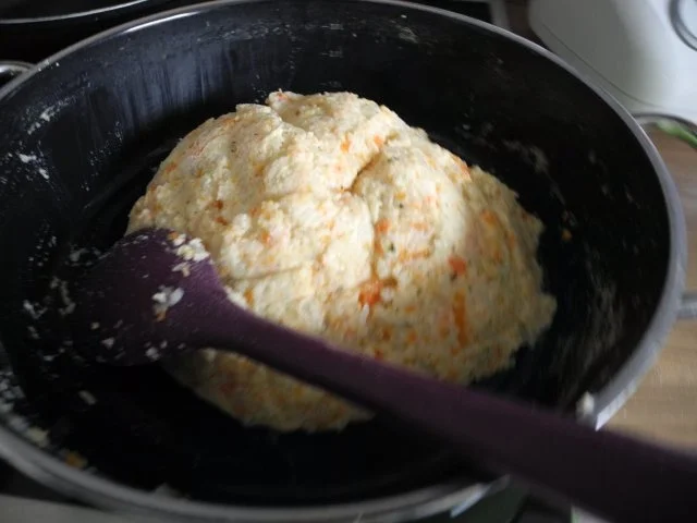 Vegan : Gemüsebratlinge mit Avocado - Joghurt - Dip und Gurkensalat - Rezept - Bild Nr. 10